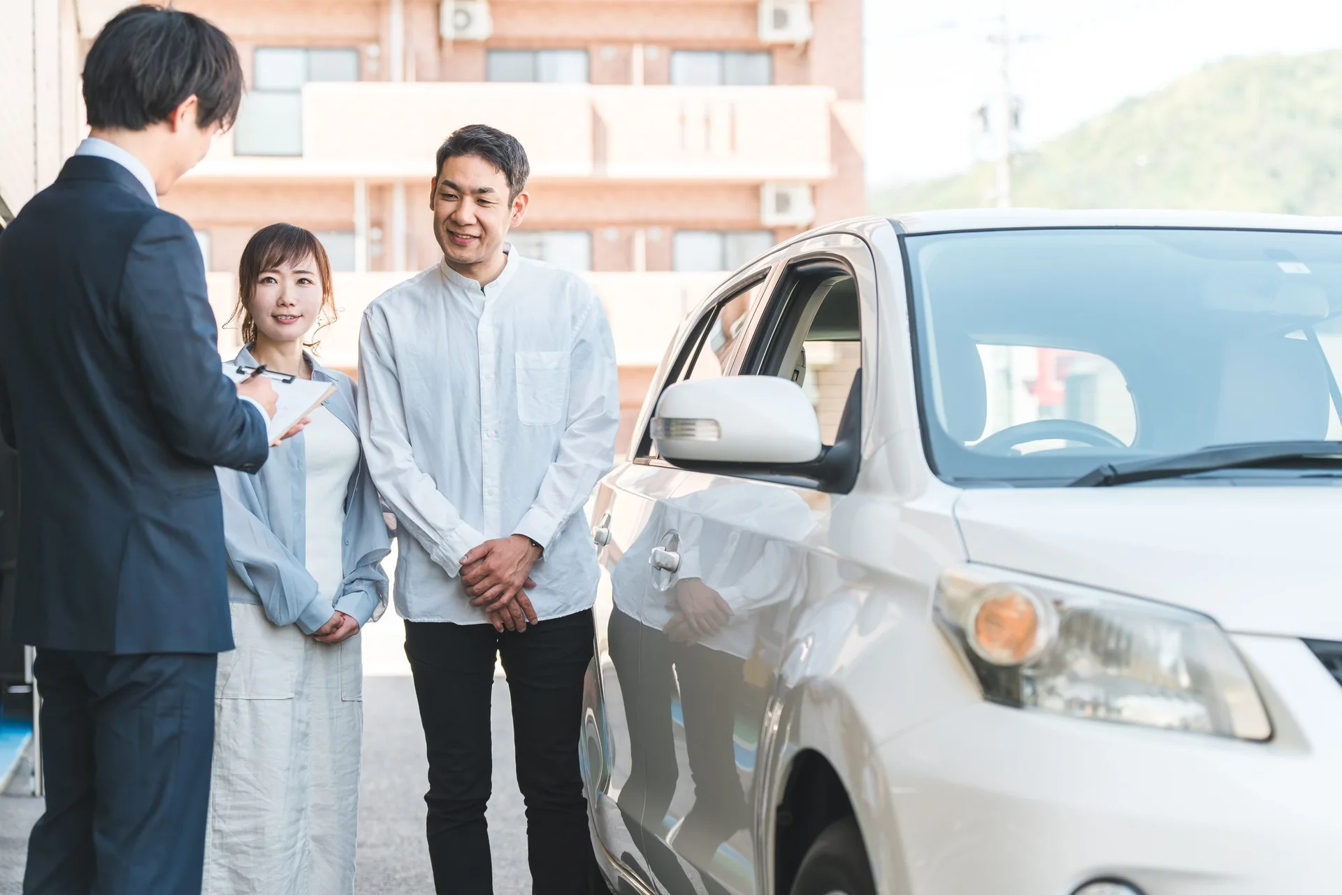 車を前に相談する人たち