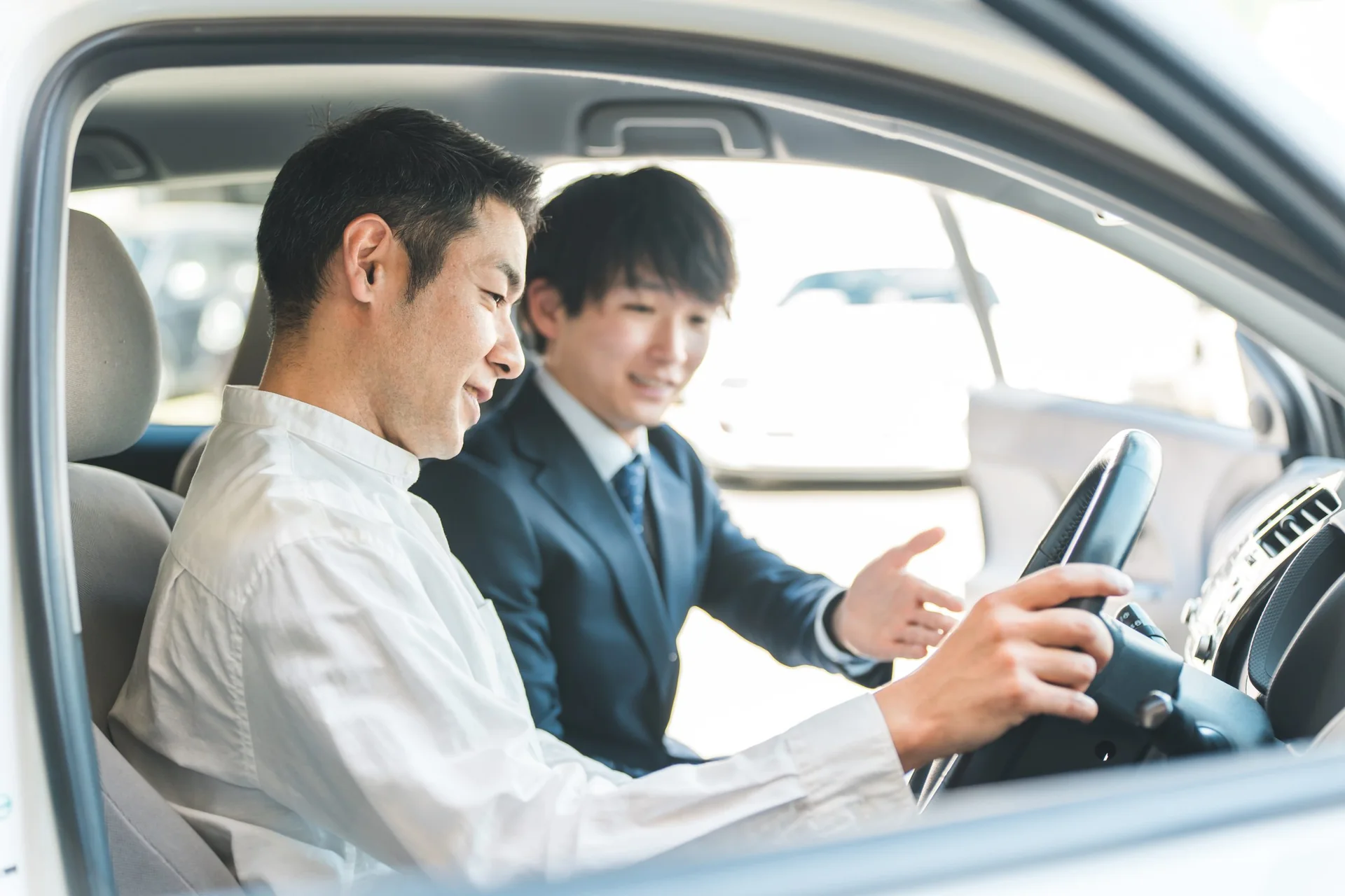 運転席に座って車内を確かめる様子